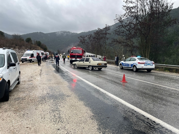 Foto - Isparta'da yolcu otobüsü devrildi: Çok sayıda yaralı var