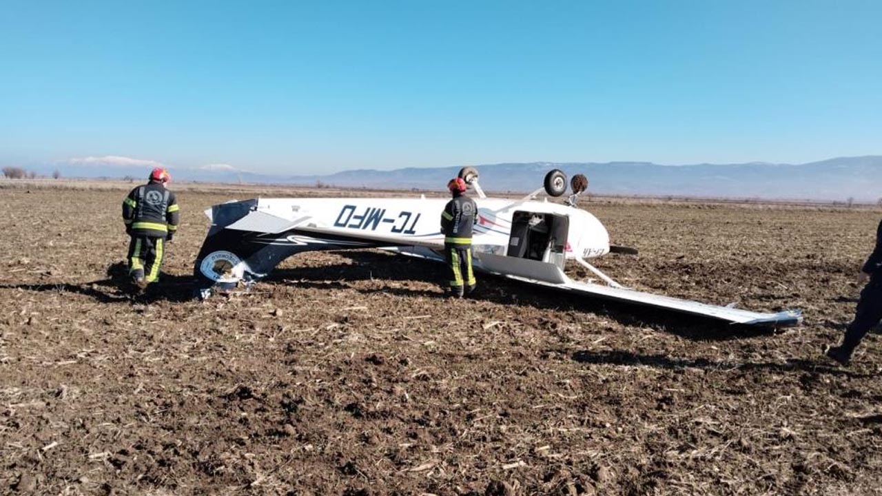 Isparta’dan havalanan eğitim uçağı tarlaya çakıldı!
