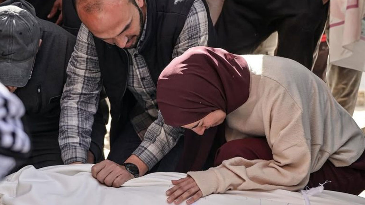 Foto - İsrail bu kez İngiliz vakıf çalışanlarını vurdu! Çok acı görüntüler