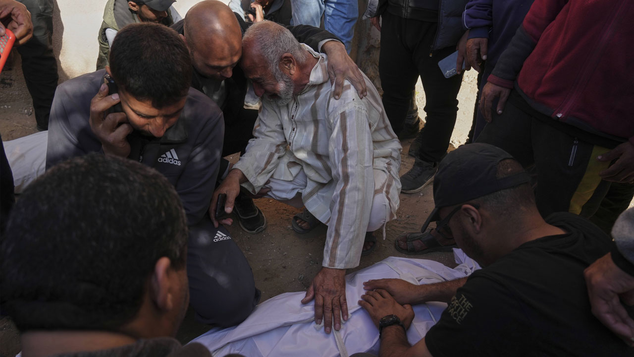 Foto - İsrail bu kez İngiliz vakıf çalışanlarını vurdu! Çok acı görüntüler