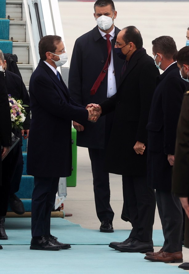 Foto - İsrail Cumhurbaşkanı Herzog Türkiye'de! Uçağının üzerinde yazan Türkçe kelimeler dikkat çekti