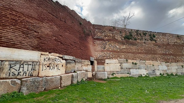 İsrail zulmünü anlatmak istediler! 2 bin yıllık surlarda trajikomik protesto