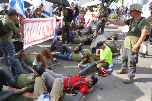 Foto - İsrail'de 161 asker görevden ayrıldı, on binler ise sokakta!