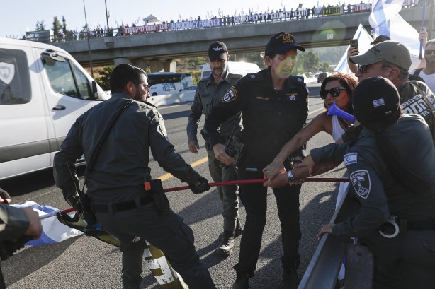 İsrail'de 161 asker görevden ayrıldı, on binler ise sokakta!