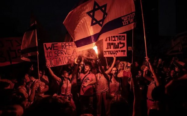 İsrail'de isyan alevlendi