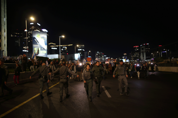 İsrail'de on binlerce kişi yedinci kez sokaklara döküldü