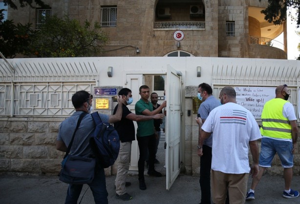 İsrail'den büyük alçaklık! Ayasofya'yı hazmedemeyip Türk bayrağını yaktılar