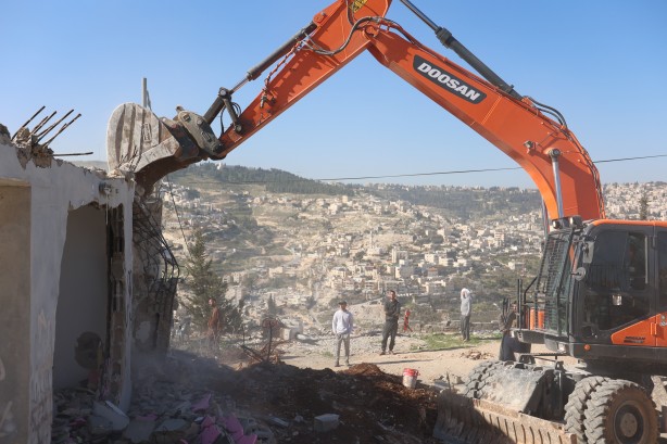 Foto - İsrail’den görülmemiş zulüm! Filistinliye kendi evini yıktırdılar
