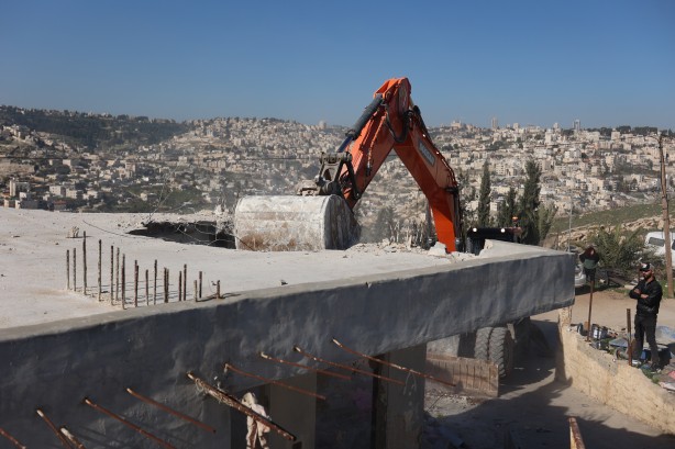 Foto - İsrail’den görülmemiş zulüm! Filistinliye kendi evini yıktırdılar