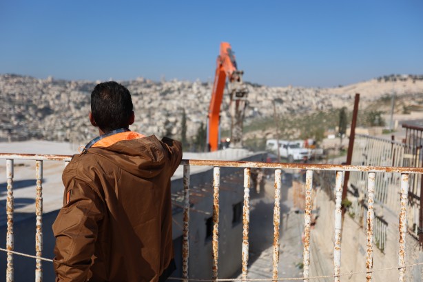 Foto - İsrail’den görülmemiş zulüm! Filistinliye kendi evini yıktırdılar