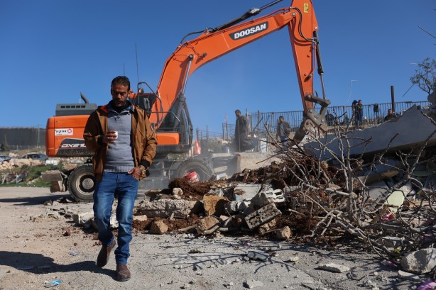 Foto - İsrail’den görülmemiş zulüm! Filistinliye kendi evini yıktırdılar