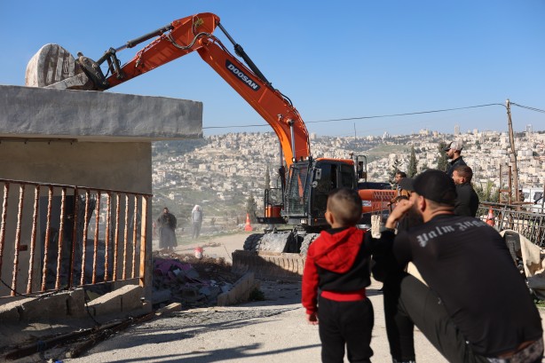 İsrail’den görülmemiş zulüm! Filistinliye kendi evini yıktırdılar