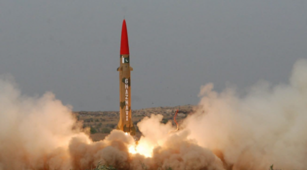 Foto - İsrail'i titreten füze! Türkiye dostu Müslüman ülke gövde gösterisi yaptı