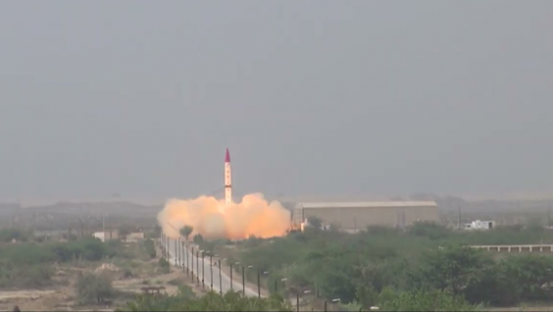 Foto - İsrail'i titreten füze! Türkiye dostu Müslüman ülke gövde gösterisi yaptı