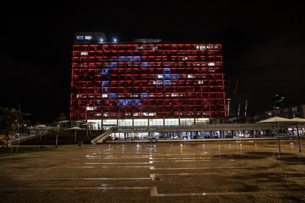 İsrail'in başkenti Tel Aviv'de belediye binası Türk bayrağıyla aydınlatıldı