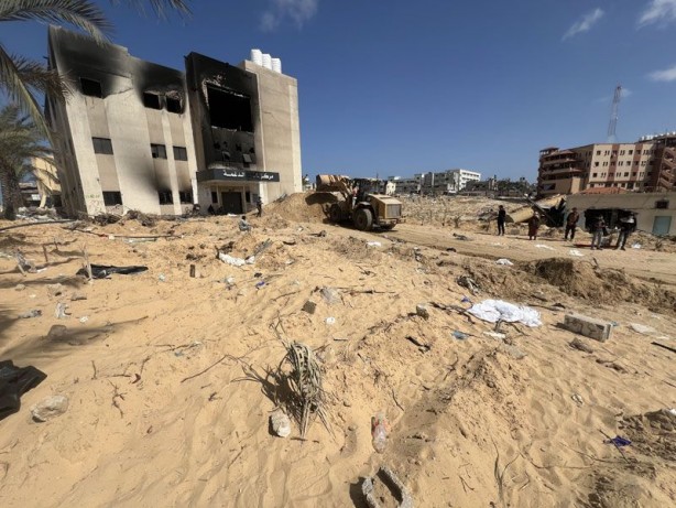 Foto - İsrail’in çekildiği kentte toplu mezarlar bulundu! İşte dehşete düşüren görüntüler