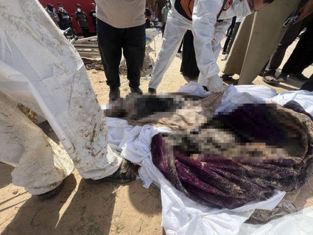 Foto - İsrail’in çekildiği kentte toplu mezarlar bulundu! İşte dehşete düşüren görüntüler