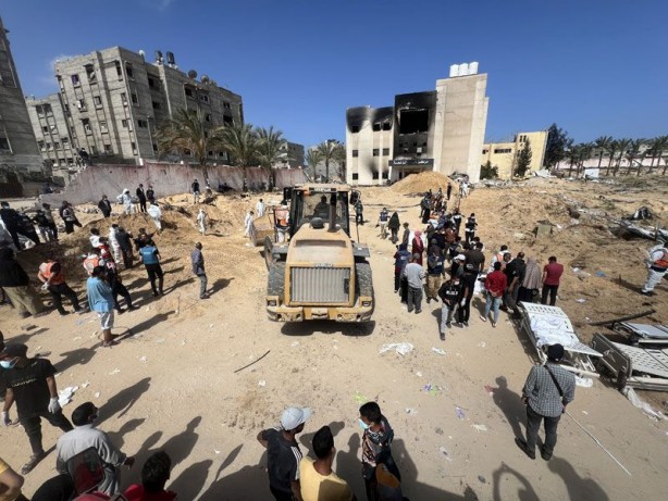 Foto - İsrail’in çekildiği kentte toplu mezarlar bulundu! İşte dehşete düşüren görüntüler