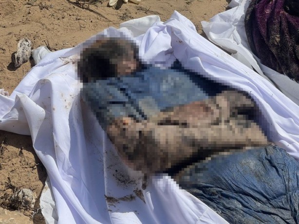 Foto - İsrail’in çekildiği kentte toplu mezarlar bulundu! İşte dehşete düşüren görüntüler