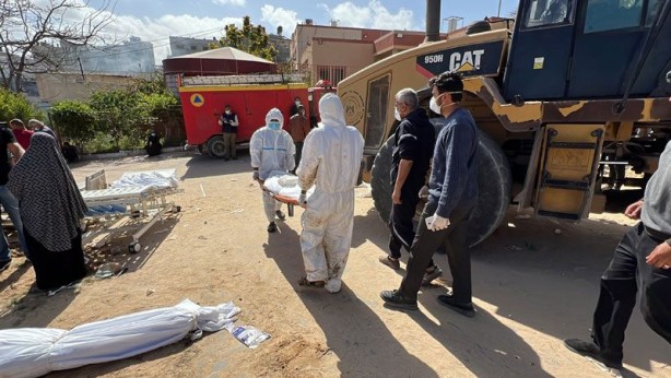 Foto - İsrail’in çekildiği kentte toplu mezarlar bulundu! İşte dehşete düşüren görüntüler
