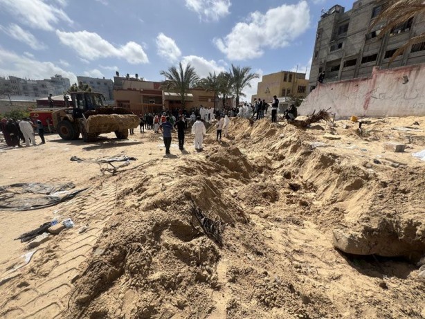 Foto - İsrail’in çekildiği kentte toplu mezarlar bulundu! İşte dehşete düşüren görüntüler