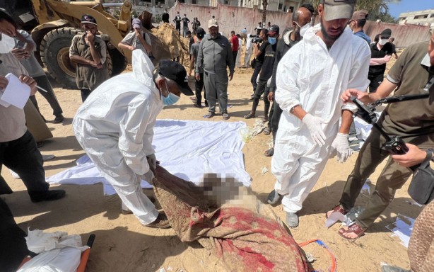 Foto - İsrail’in çekildiği kentte toplu mezarlar bulundu! İşte dehşete düşüren görüntüler