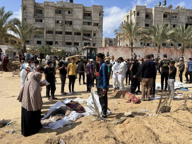 Foto - İsrail’in çekildiği kentte toplu mezarlar bulundu! İşte dehşete düşüren görüntüler