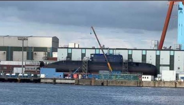 Foto - İsrail’in gizemli denizaltısı suya indirildi