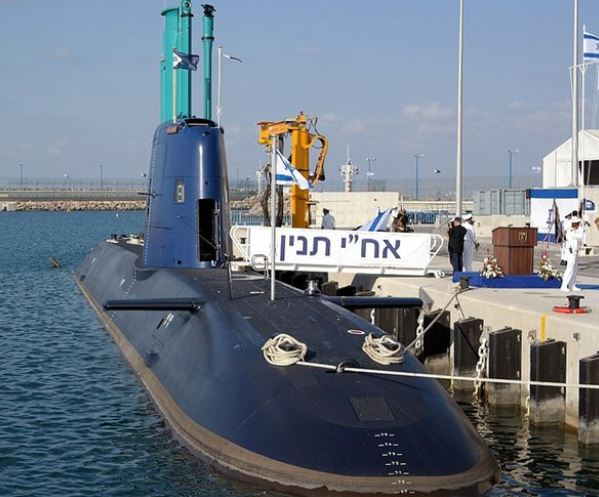 Foto - İsrail’in gizemli denizaltısı suya indirildi