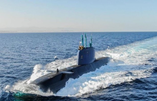 Foto - İsrail’in gizemli denizaltısı suya indirildi