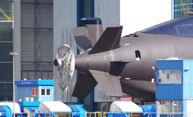 İsrail’in gizemli denizaltısı suya indirildi