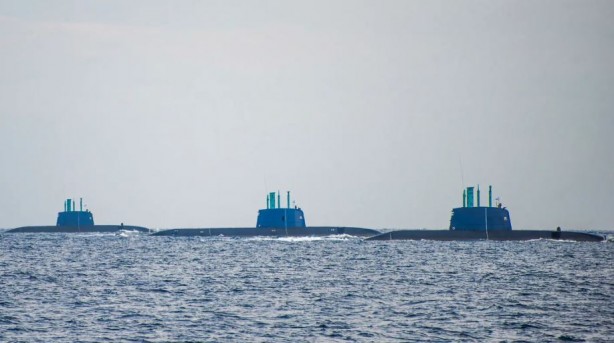 Foto - İsrail’in gizemli denizaltısı suya indirildi