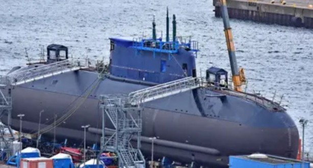 Foto - İsrail’in gizemli denizaltısı suya indirildi