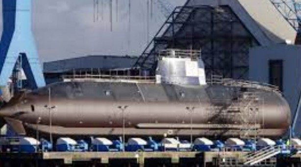 Foto - İsrail’in gizemli denizaltısı suya indirildi