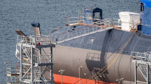 Foto - İsrail’in gizemli denizaltısı suya indirildi