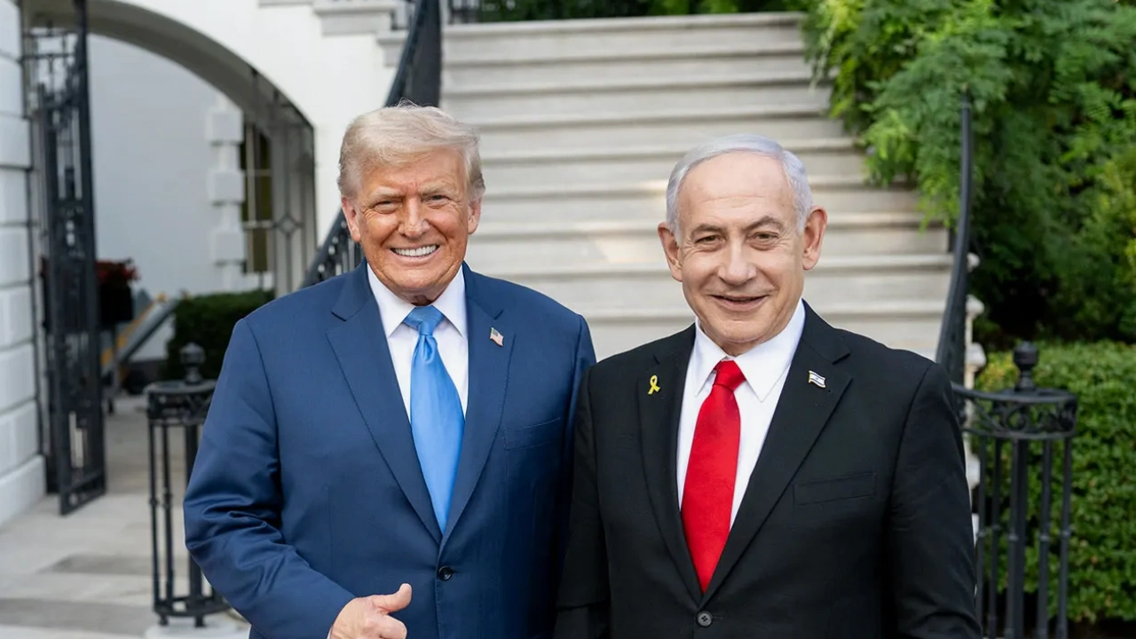 Foto - İsrail’in hamisi Trump’ın girdiği triplere bakın… ‘Benim sözüm senettir’