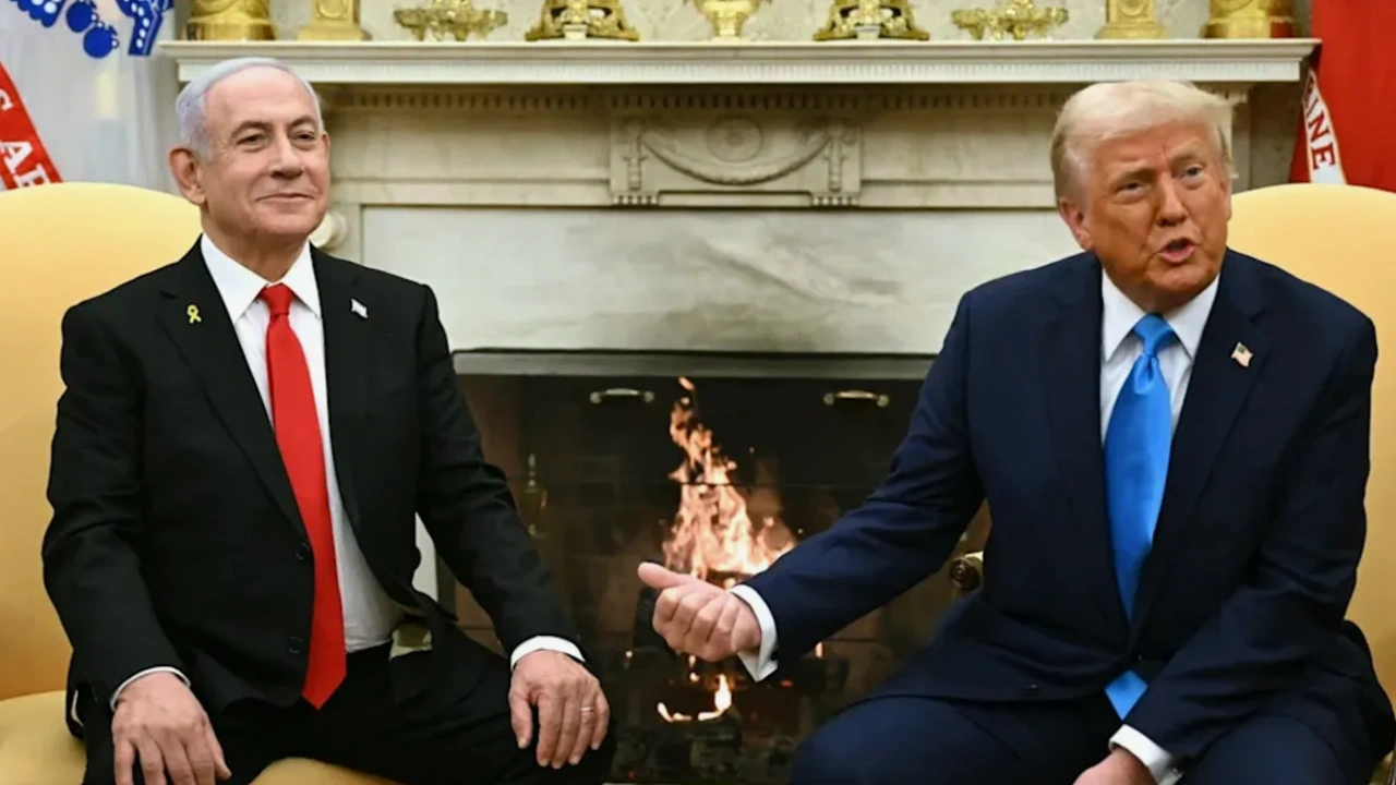 Foto - İsrail’in hamisi Trump’ın girdiği triplere bakın… ‘Benim sözüm senettir’