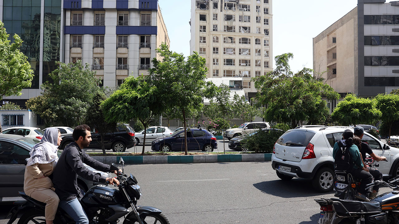 İsrail'in saldırısı altında kalan İran hükümetinden flaş karar! 'Kapattık' diyerek duyurdular