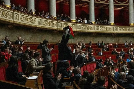 Foto - İsrail’in uşakları Filistin bayrağı açan milletvekiline bakın ne yaptı?