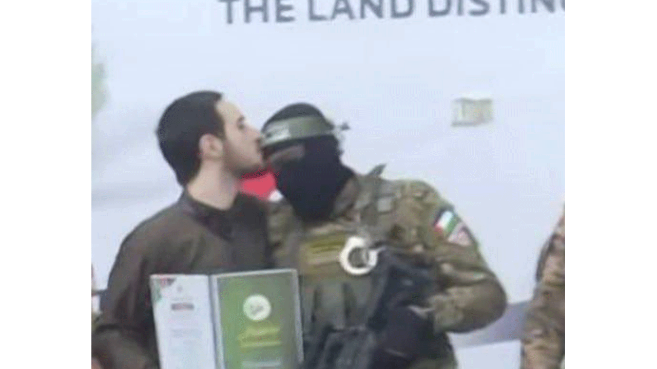 Foto - İsrailli esir, Kassam mücahidini alnından öptü