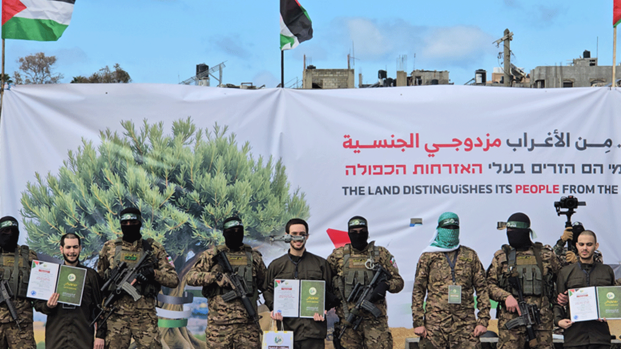 Foto - İsrailli esir, Kassam mücahidini alnından öptü