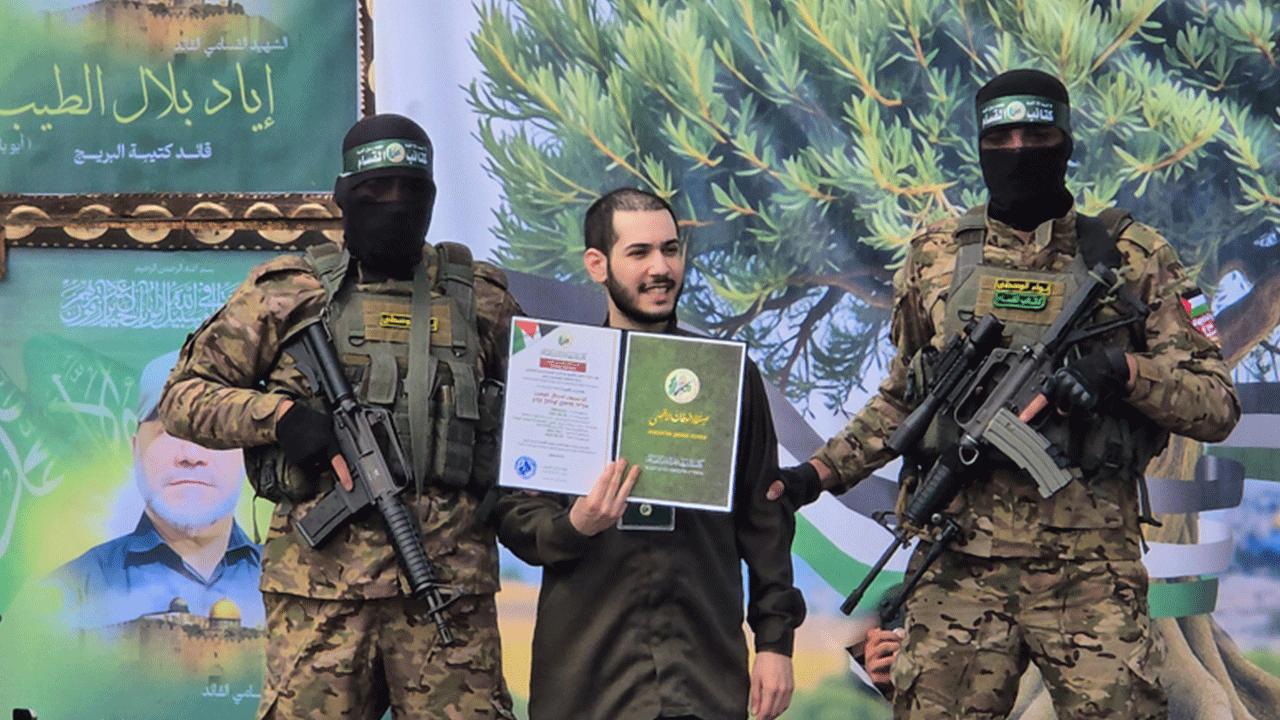 İsrailli esir, Kassam mücahidini alnından öptü