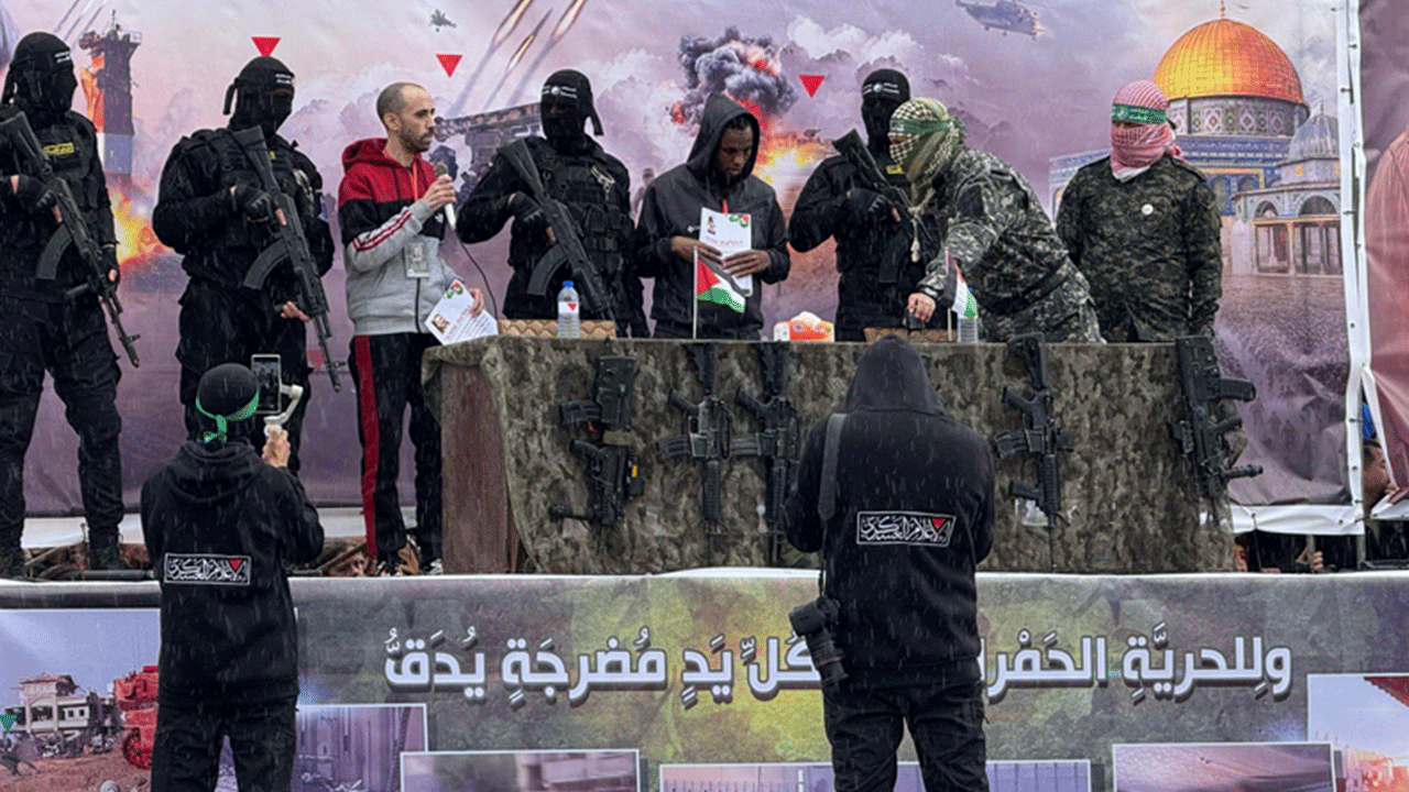 Foto - İsrailli esir, Kassam mücahidini alnından öptü