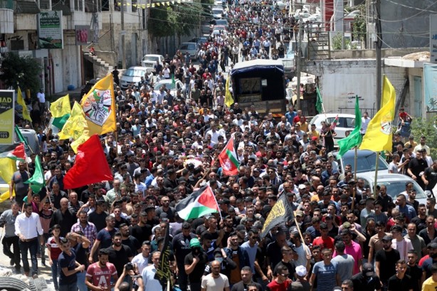 Foto - İsrailli teröristlerin öldürdüğü Filistinli çocuk toprağa verildi! Bir daha saldırdılar