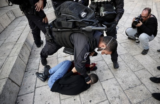 Foto - İsrailli vekillerden provokatif ziyaret! Tepki gösteren Filistinli çocuk yaka paça gözaltına alındı