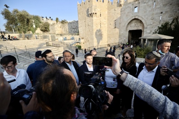 Foto - İsrailli vekillerden provokatif ziyaret! Tepki gösteren Filistinli çocuk yaka paça gözaltına alındı
