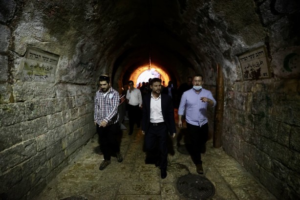 Foto - İsrailli vekillerden provokatif ziyaret! Tepki gösteren Filistinli çocuk yaka paça gözaltına alındı