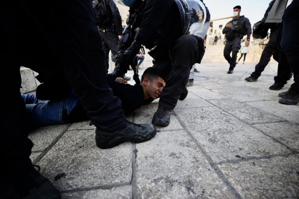 Foto - İsrailli vekillerden provokatif ziyaret! Tepki gösteren Filistinli çocuk yaka paça gözaltına alındı