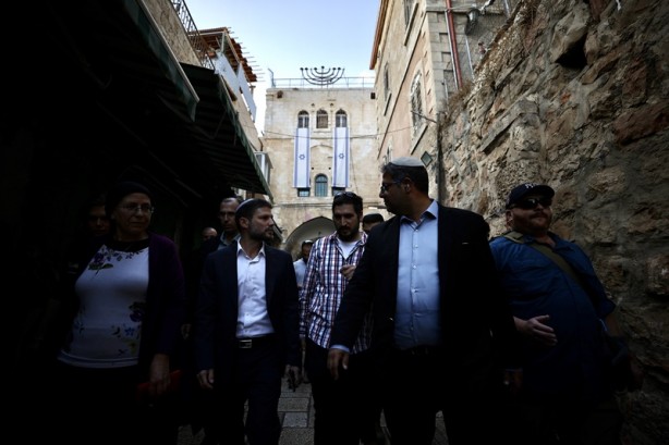 Foto - İsrailli vekillerden provokatif ziyaret! Tepki gösteren Filistinli çocuk yaka paça gözaltına alındı