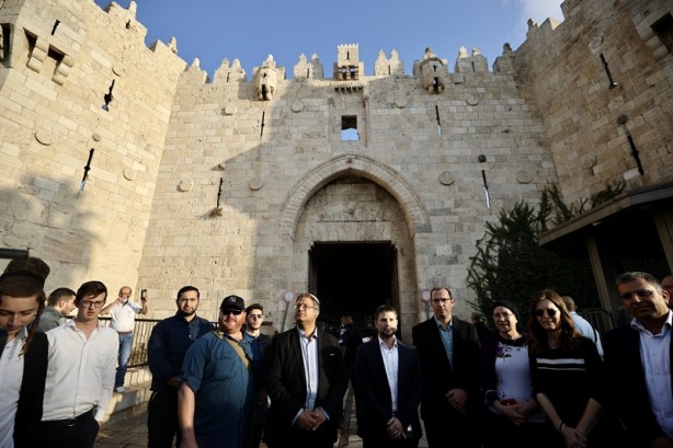 Foto - İsrailli vekillerden provokatif ziyaret! Tepki gösteren Filistinli çocuk yaka paça gözaltına alındı